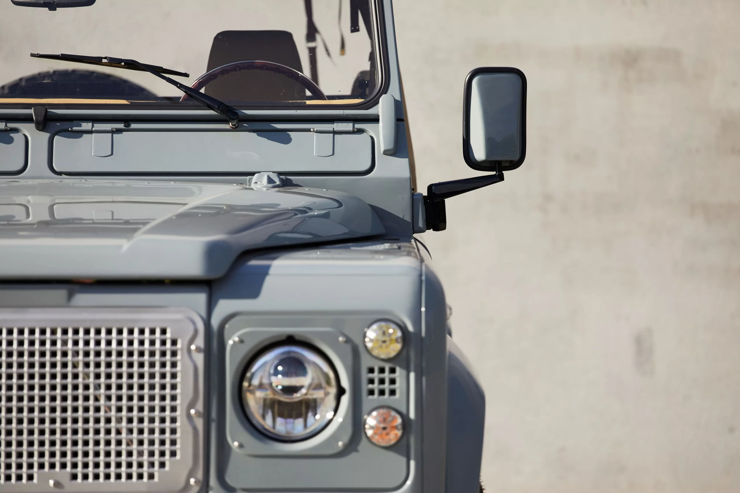 Klassieke Land Rover Defender op de weg