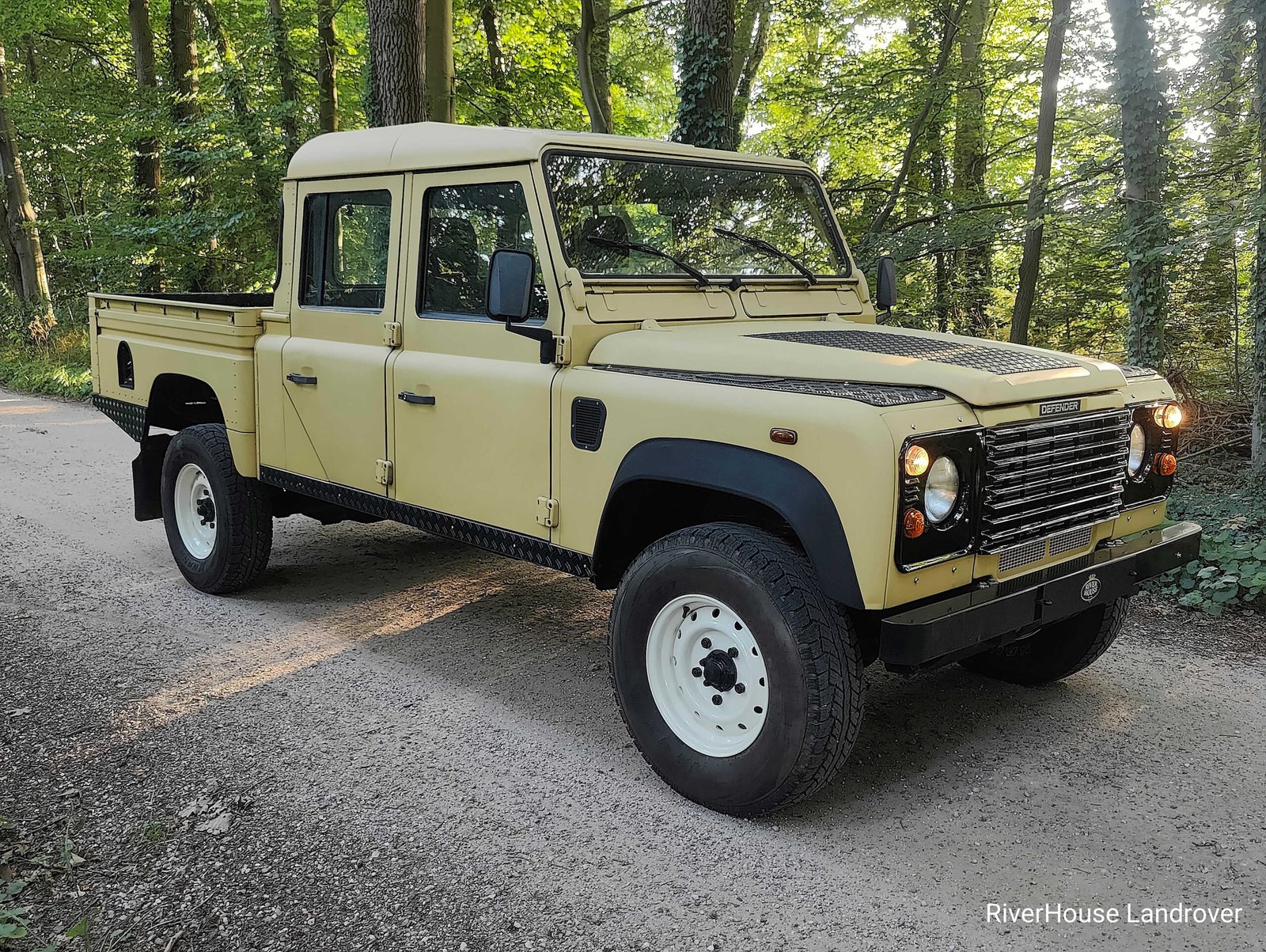 2000 Defender 130 Td5 in Pale Yellow, only 110.000 km