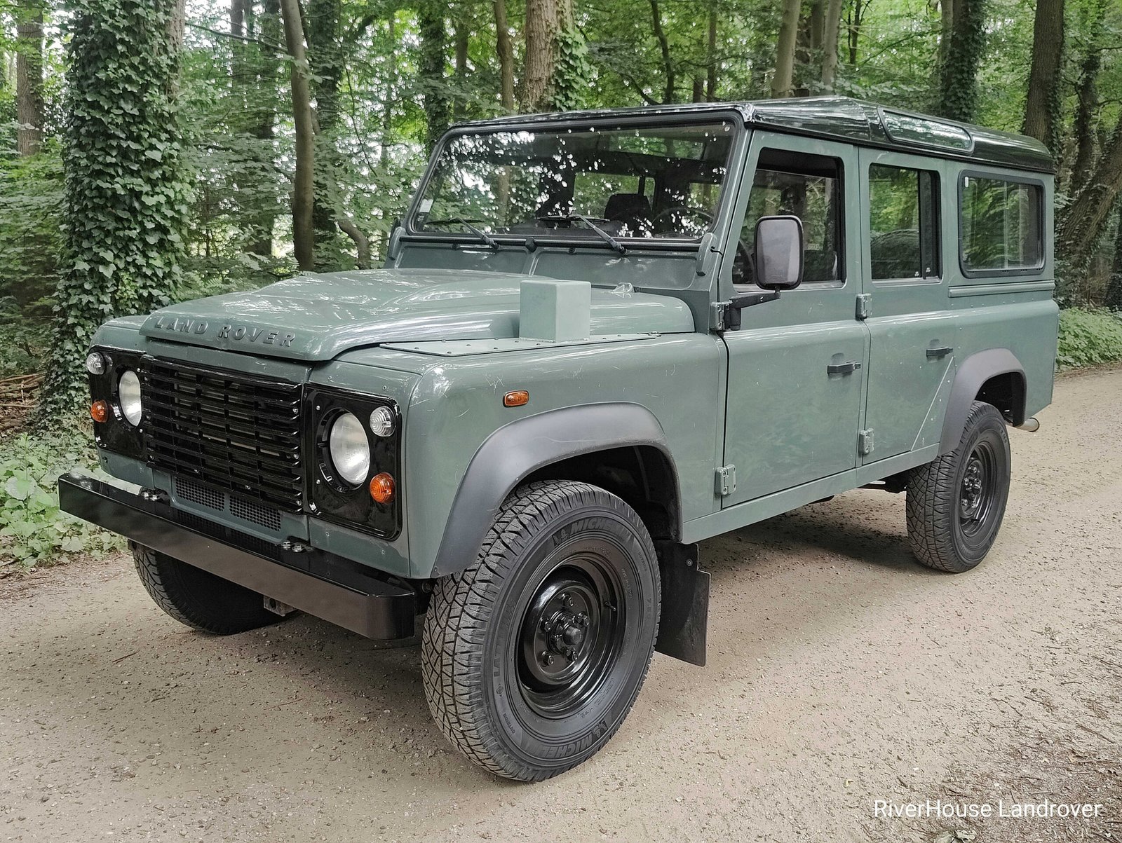 2009 Defender 110 2.4 Tdci Stationwagon in Keswick Green ( very low mileage)