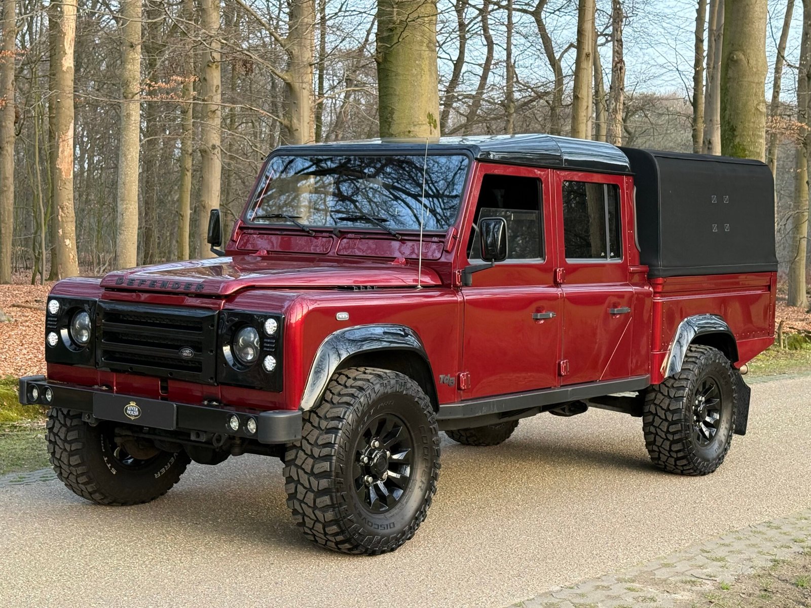 2006 LHD Defender 130 Td5 CrewCab in Alveston Red metallic with only 110.000 km
