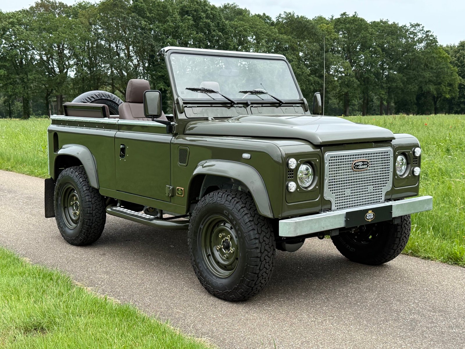 2003 LHD Defender 90 Td5 Soft Top Balmoral Green, frame off MASTERPIECE