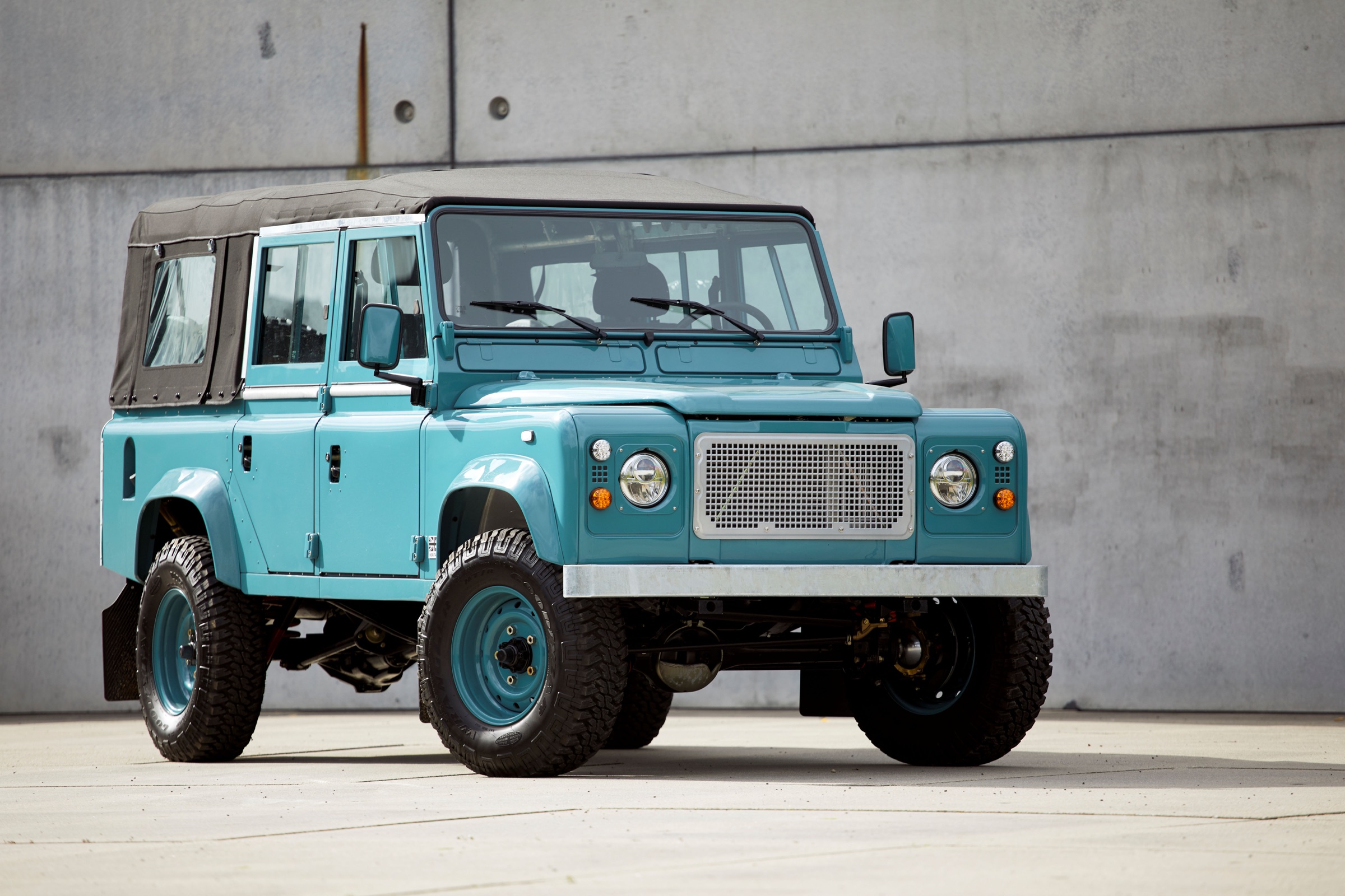 Turquoise River House Defender photographed outdoors