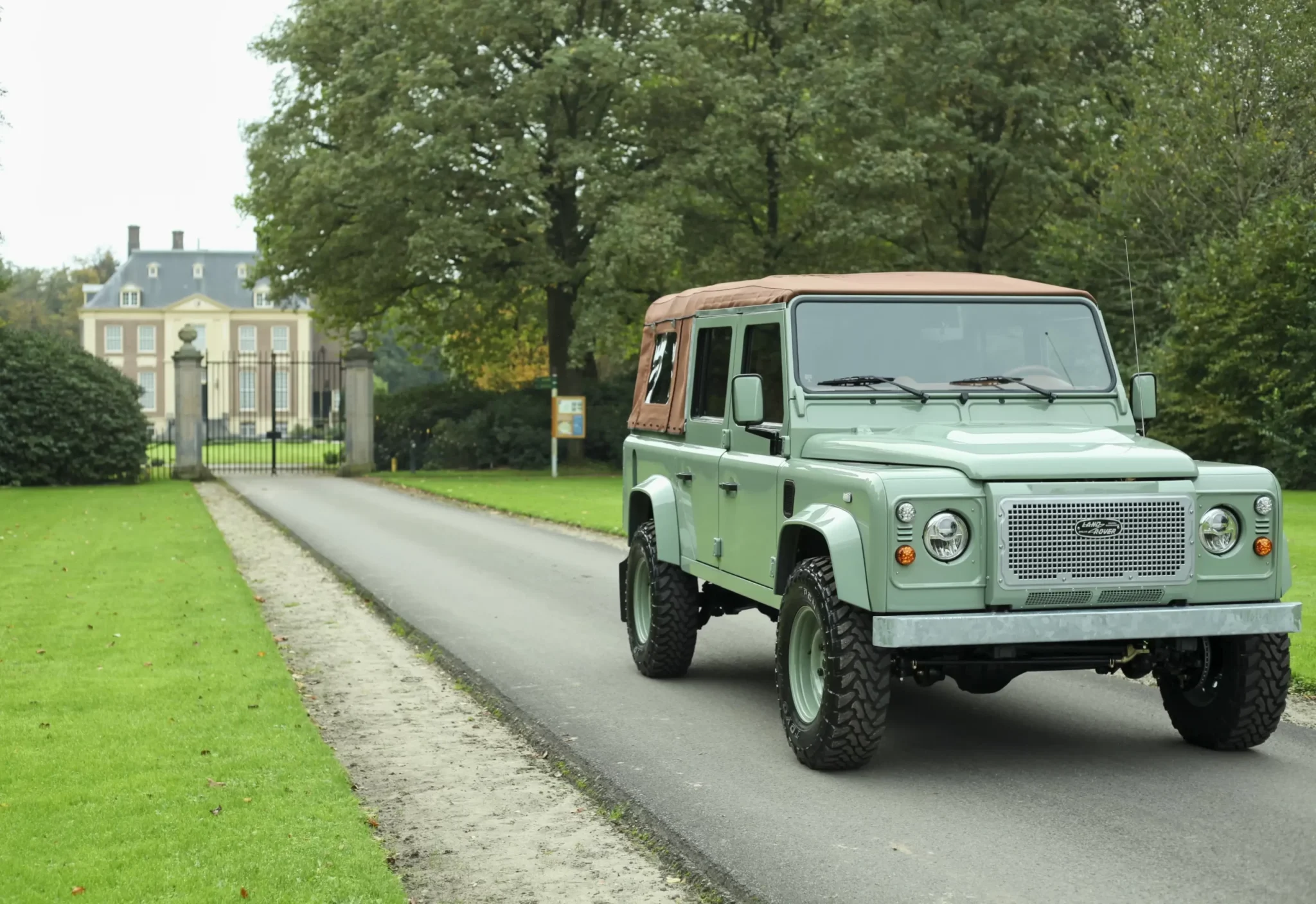 Land Rover Defender tijdens transportvoorbereiding