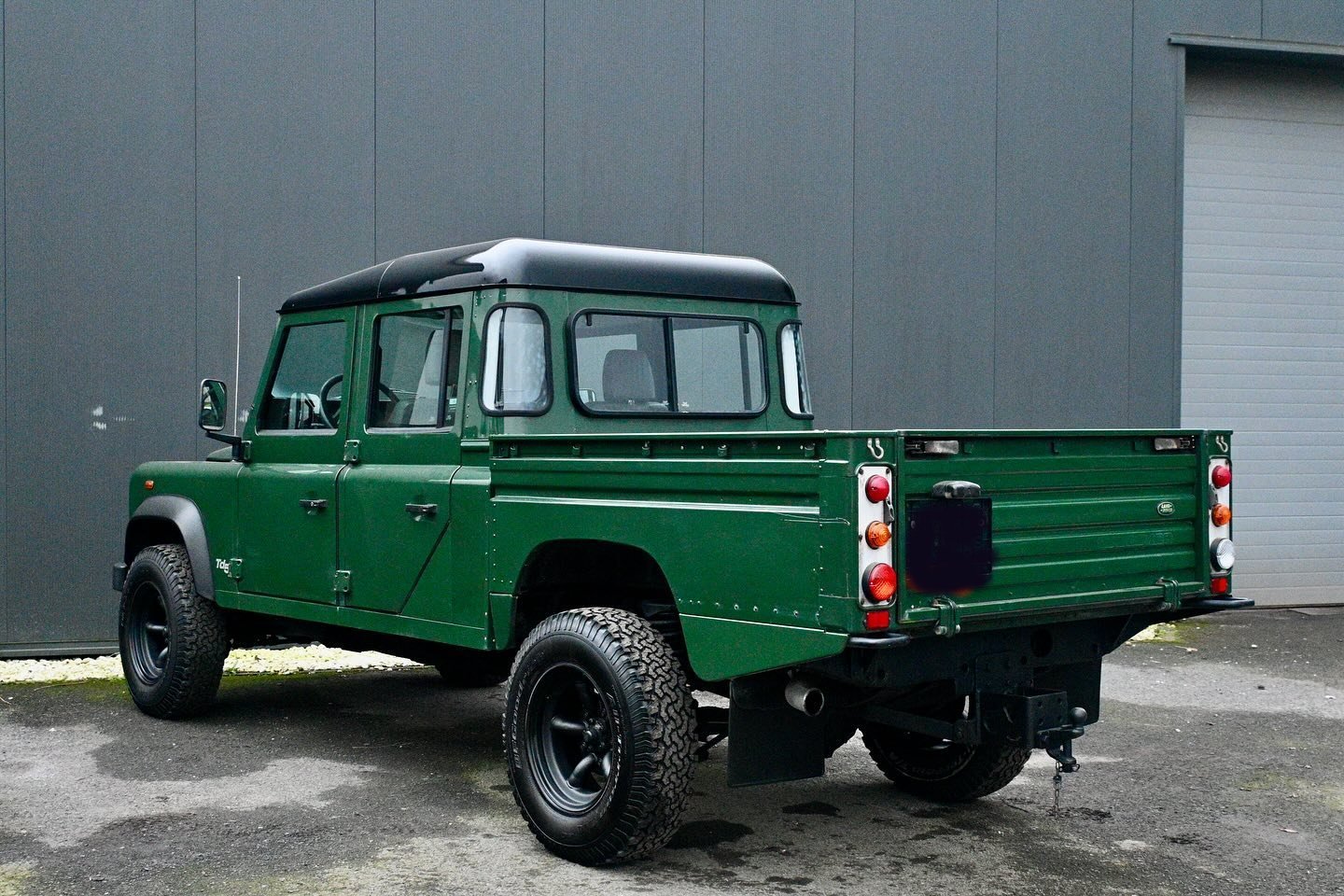 2001 Defender 130 Td5, Defender 130 Crew Cab, rear three-quarter