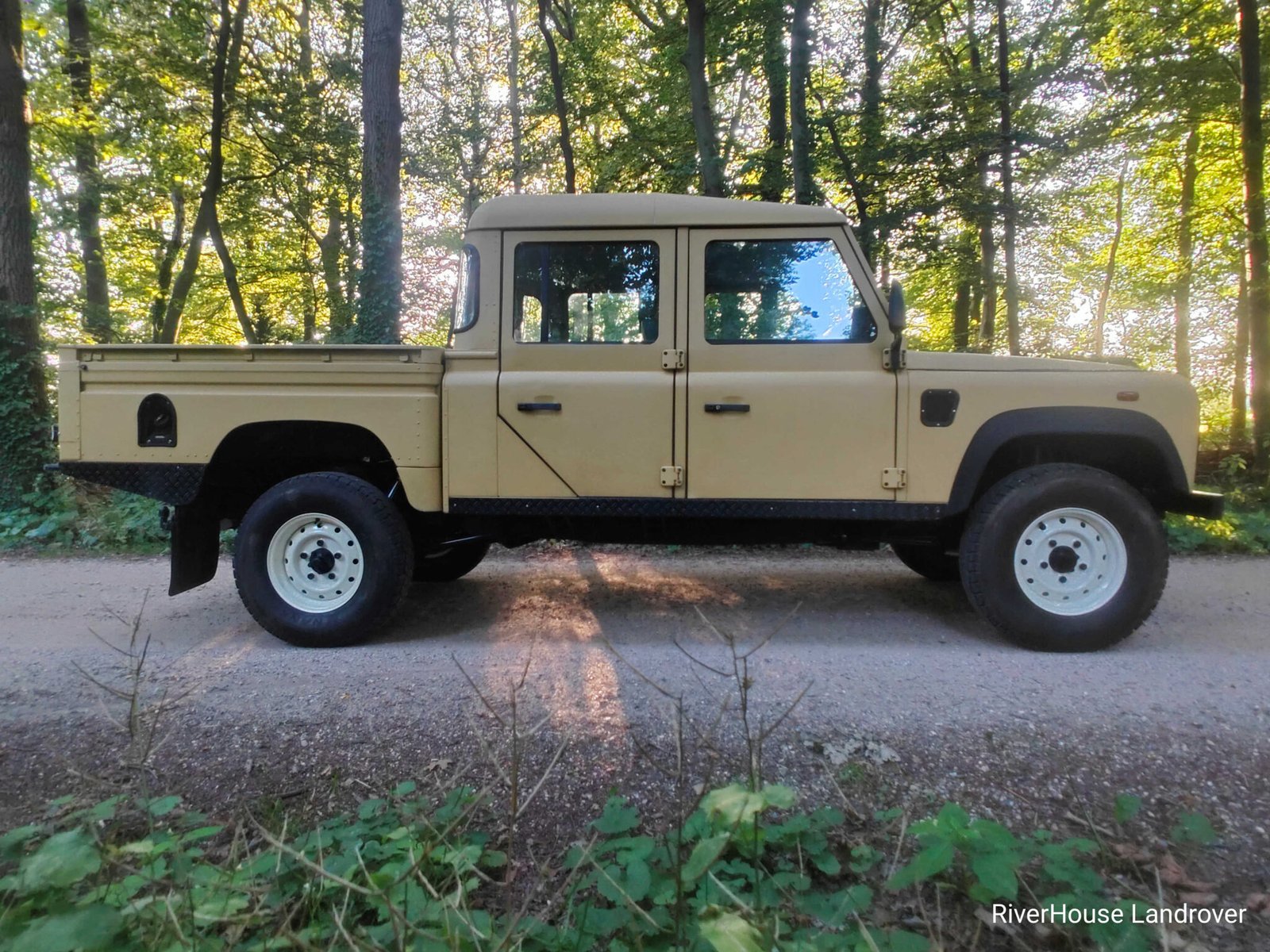2000 Defender 130 vehicle photograph 02