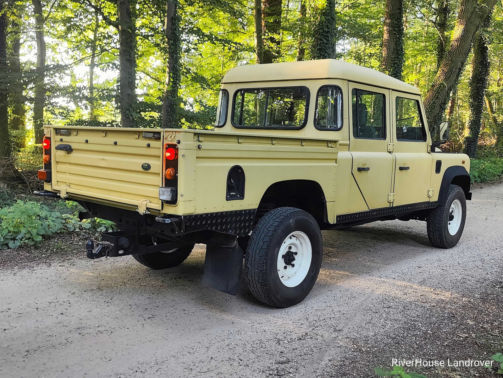 2000 Defender 130 vehicle photograph 03