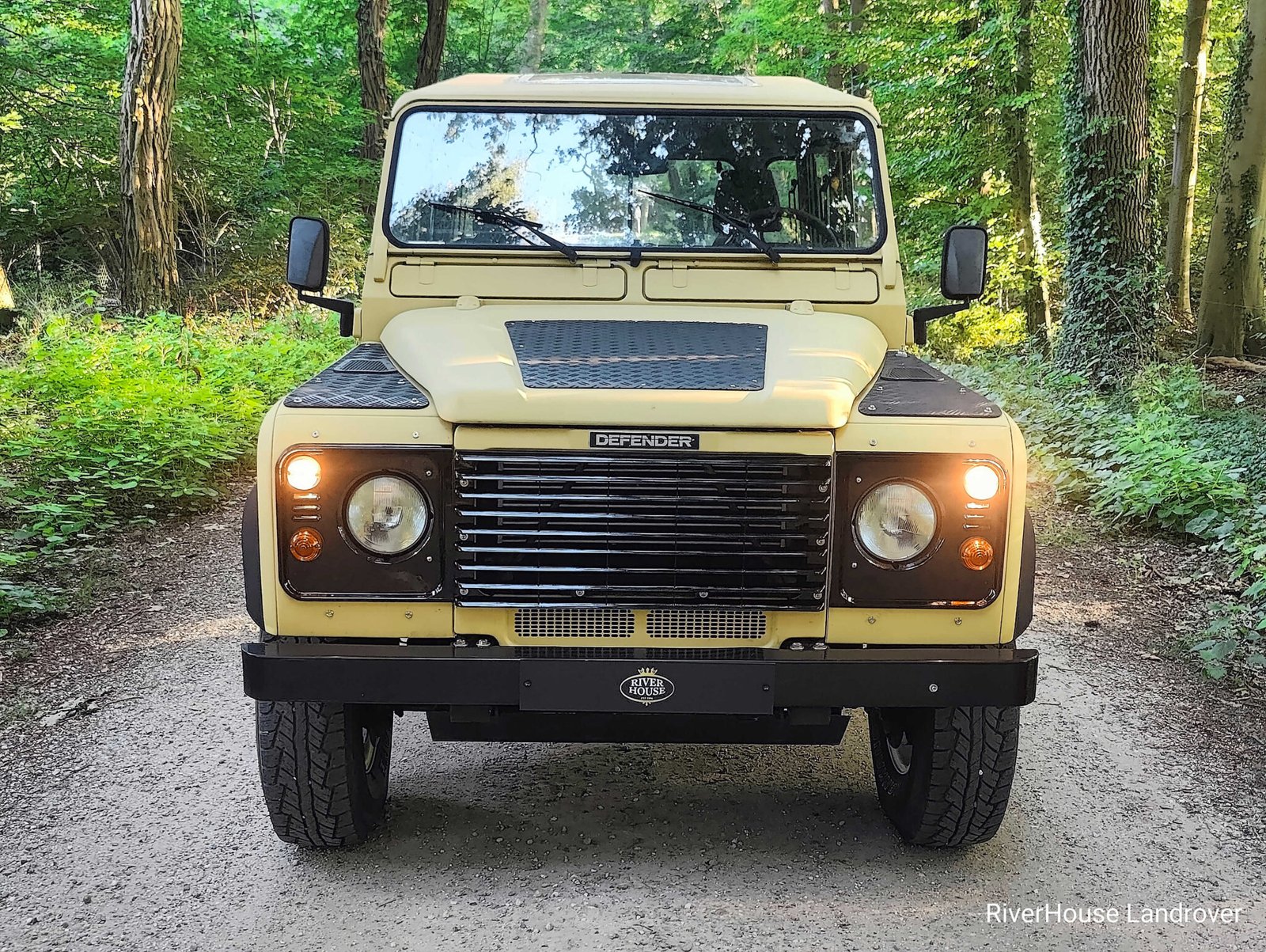2000 Defender 130 vehicle photograph 04