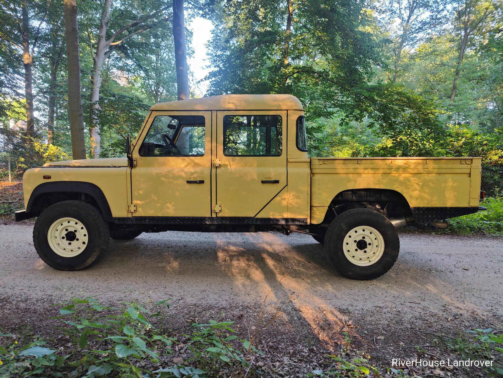 2000 Defender 130 vehicle photograph 07