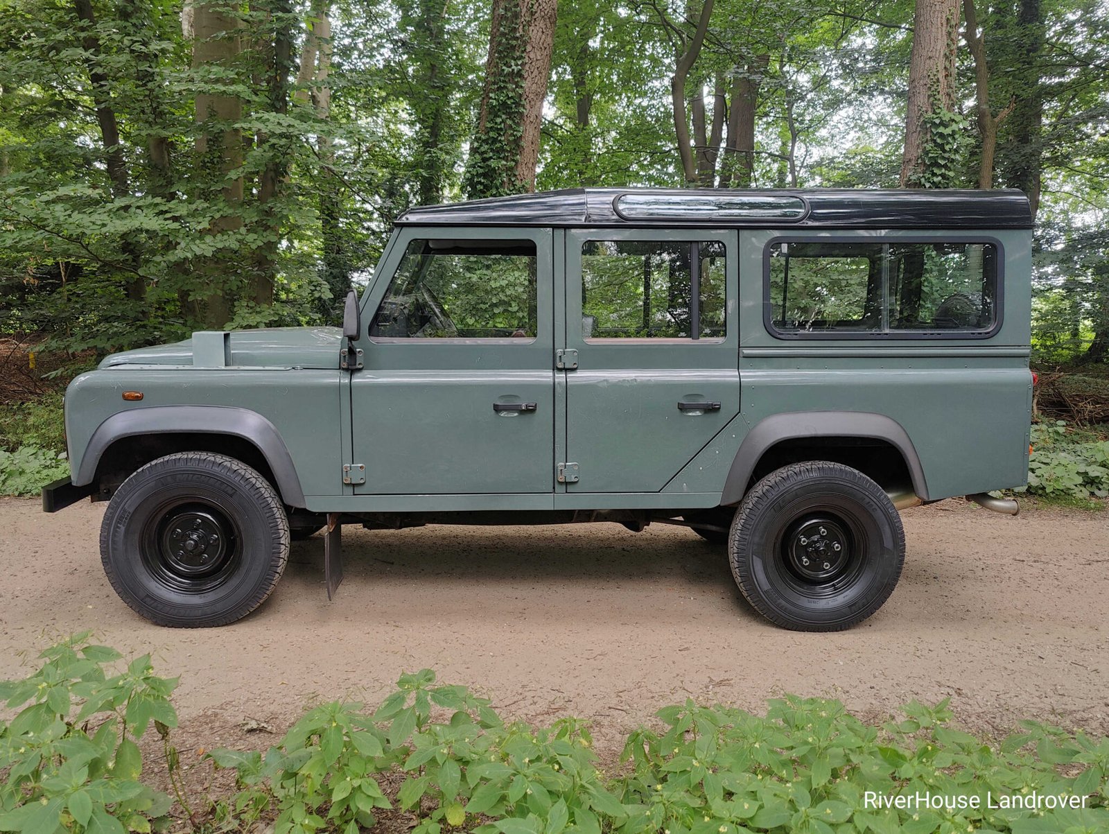 2009 Defender 110 vehicle photograph 02