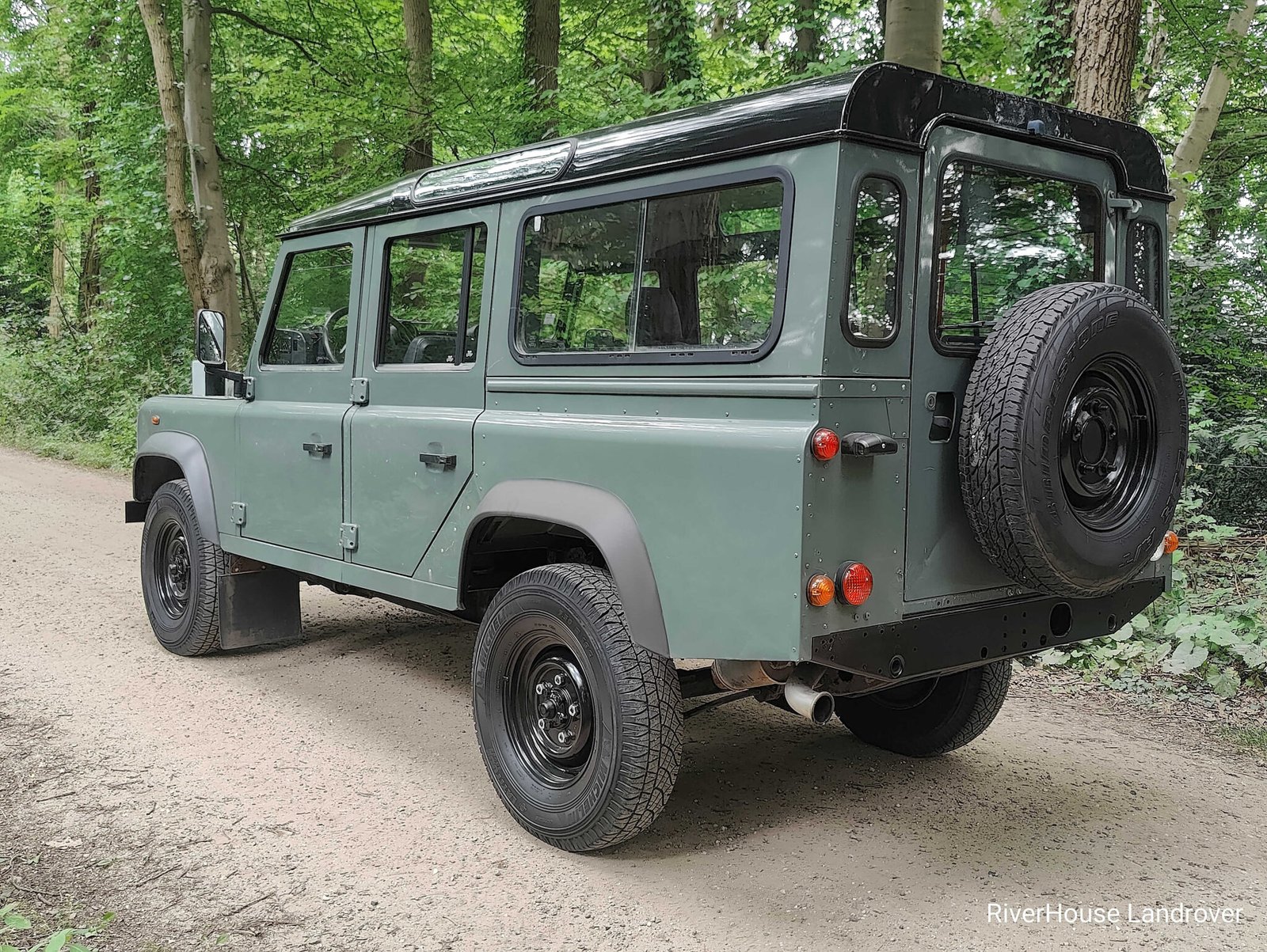 2009 Defender 110 vehicle photograph 03