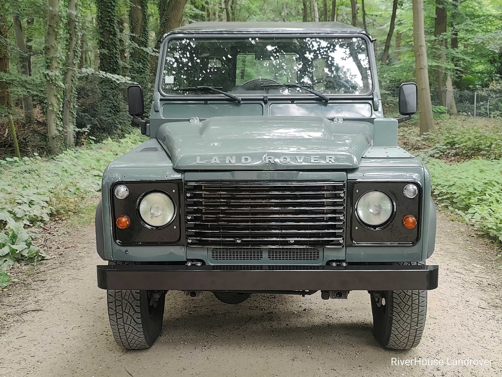 2009 Defender 110 vehicle photograph 04