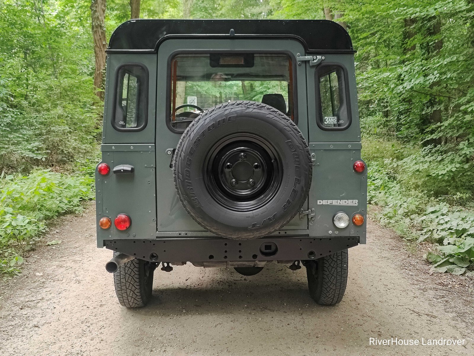 2009 Defender 110 vehicle photograph 05