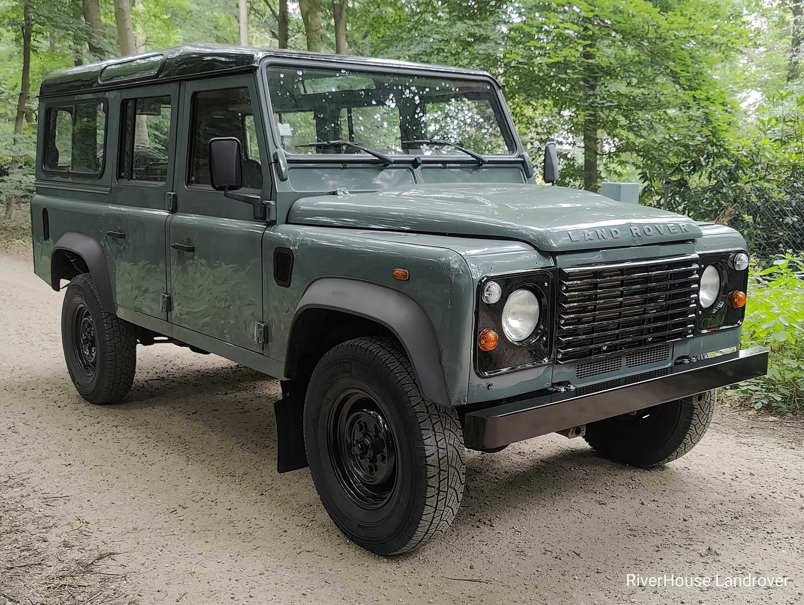 2009 Defender 110 vehicle photograph 06