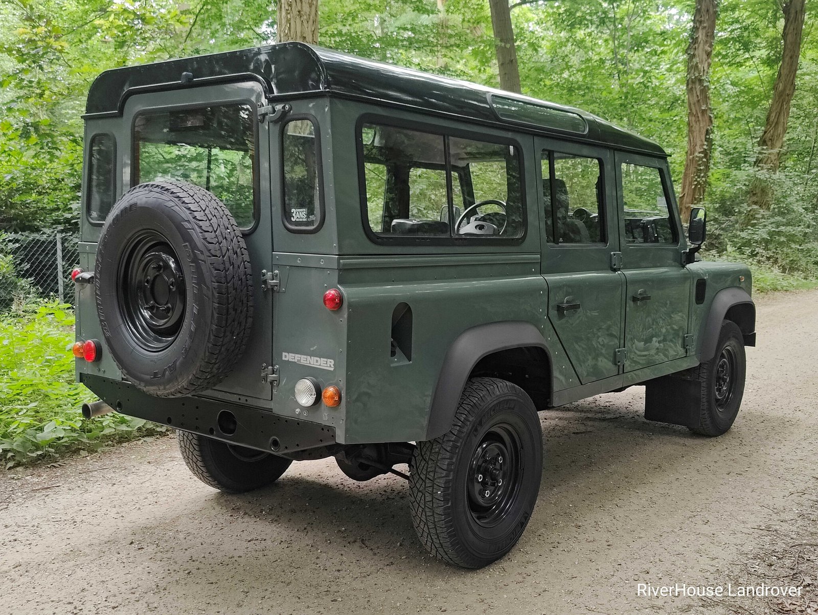 2009 Defender 110 vehicle photograph 08