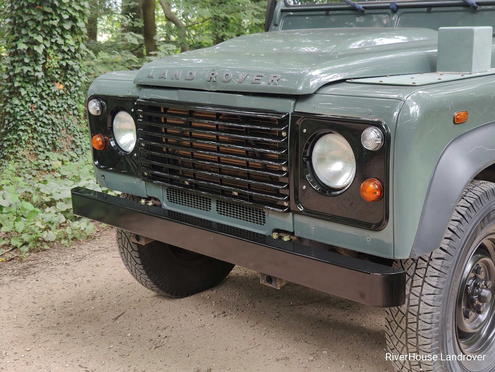 2009 Defender 110 vehicle photograph 09