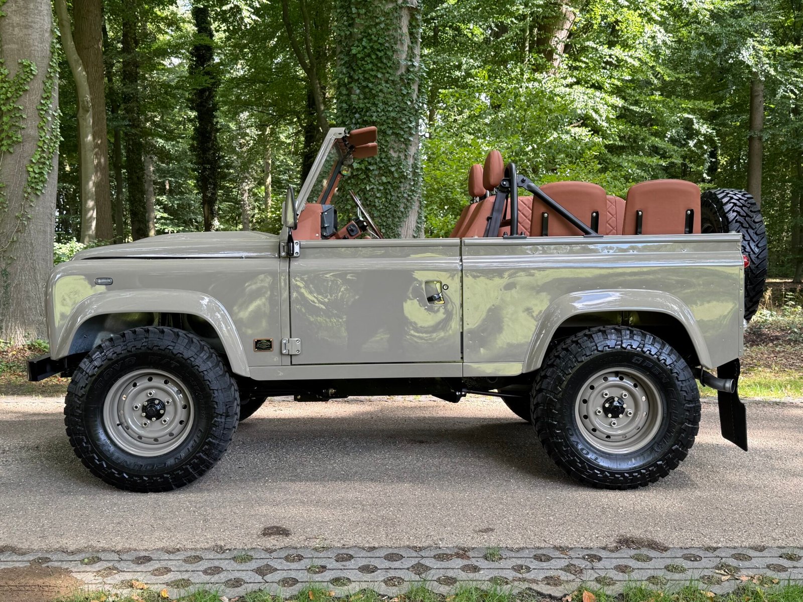 2000 Defender 90 Soft Top vehicle photograph 02