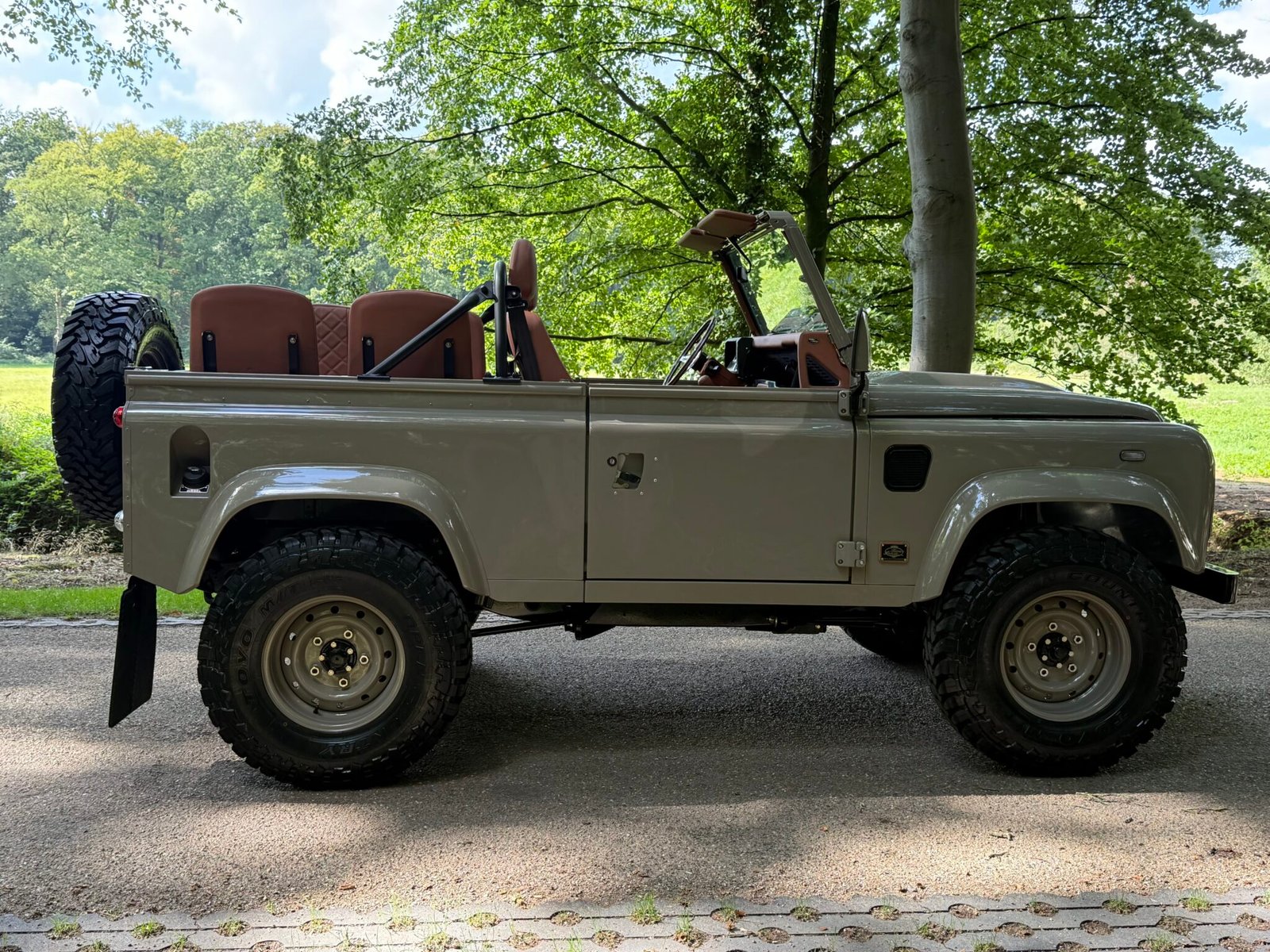 2000 Defender 90 Soft Top vehicle photograph 09
