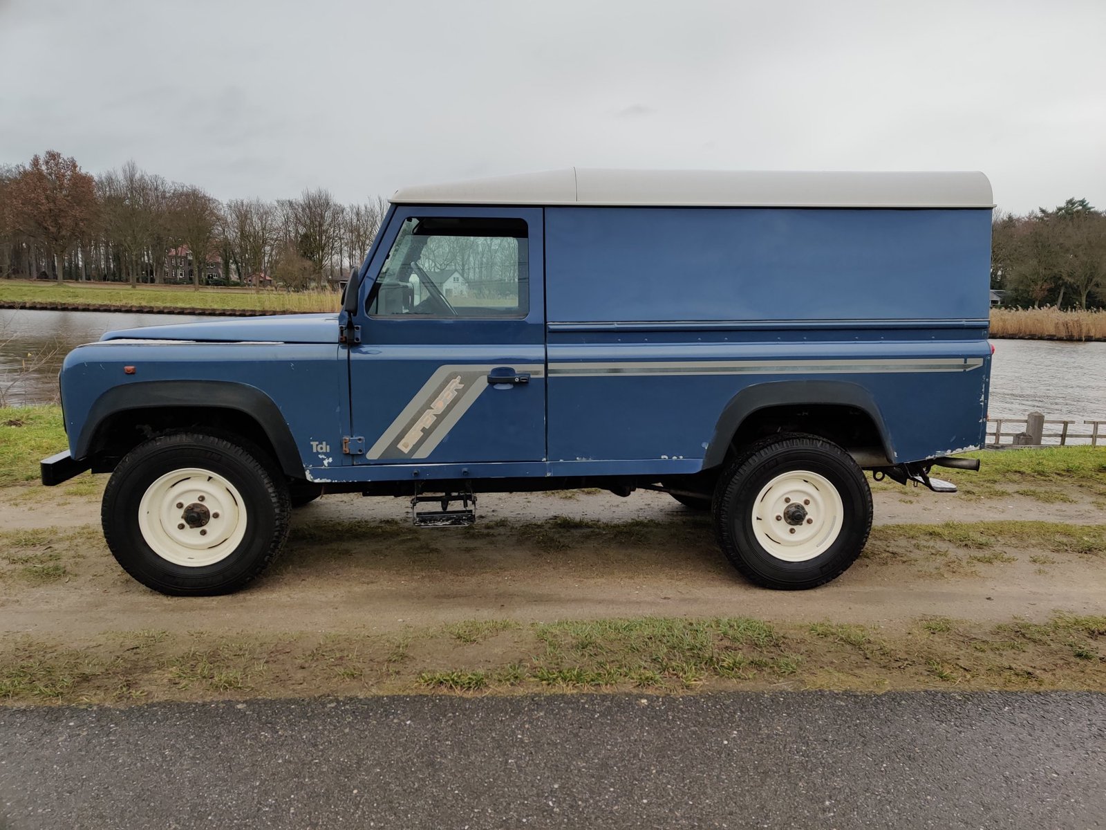 1995 Defender 110 vehicle photograph 06