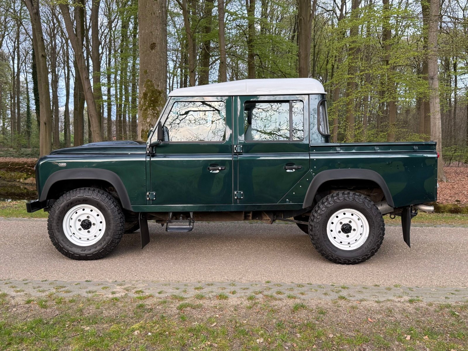 2013 Defender 110 vehicle photograph 03