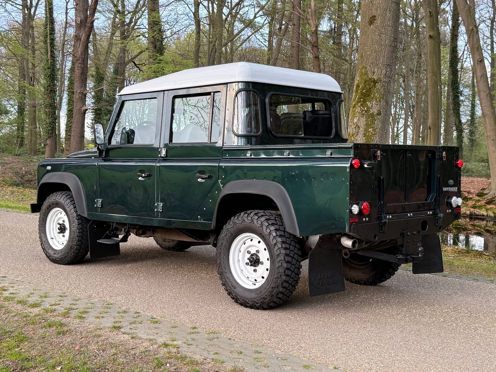 2013 Defender 110 vehicle photograph 04