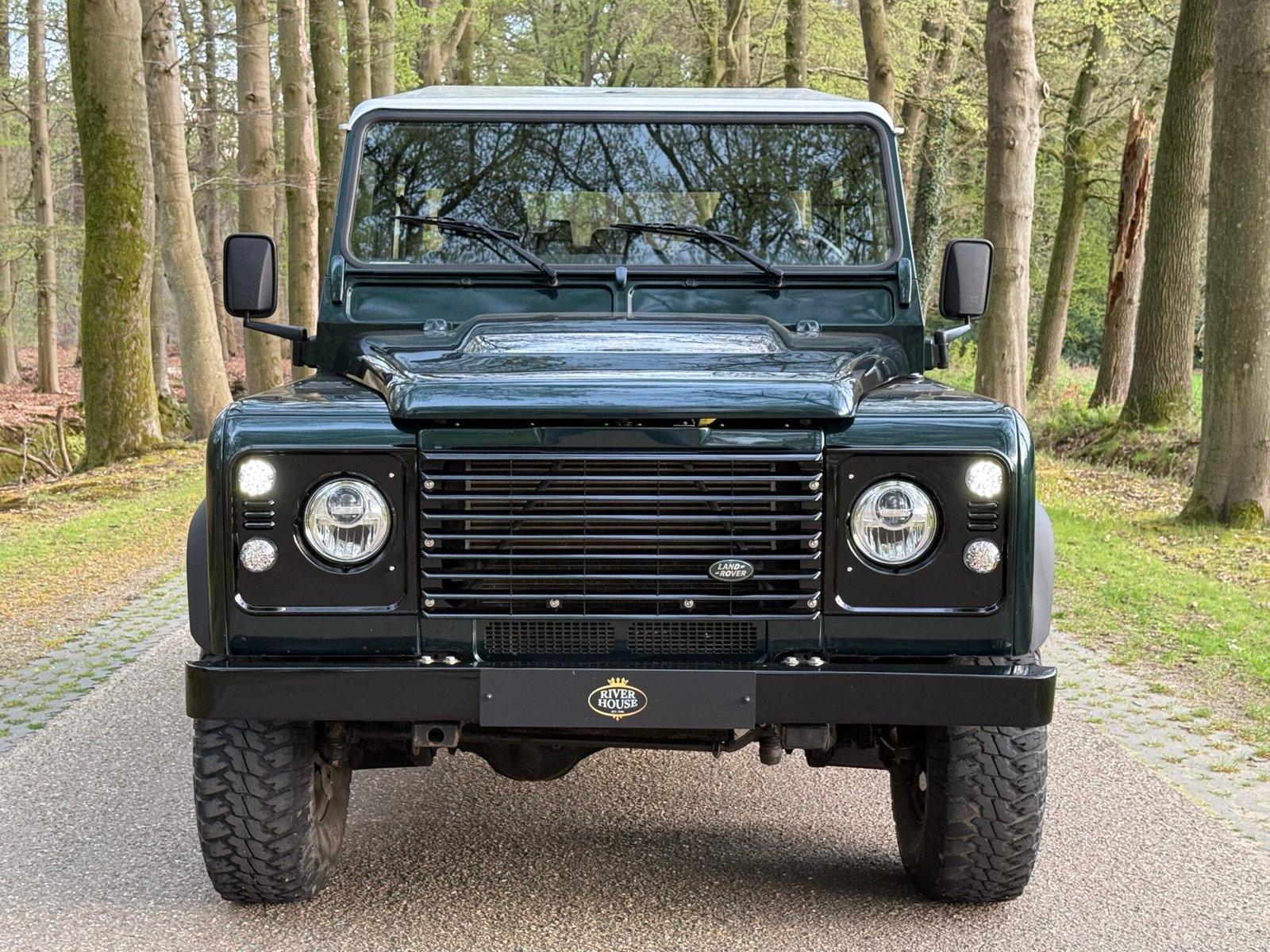 2013 Defender 110 vehicle photograph 05