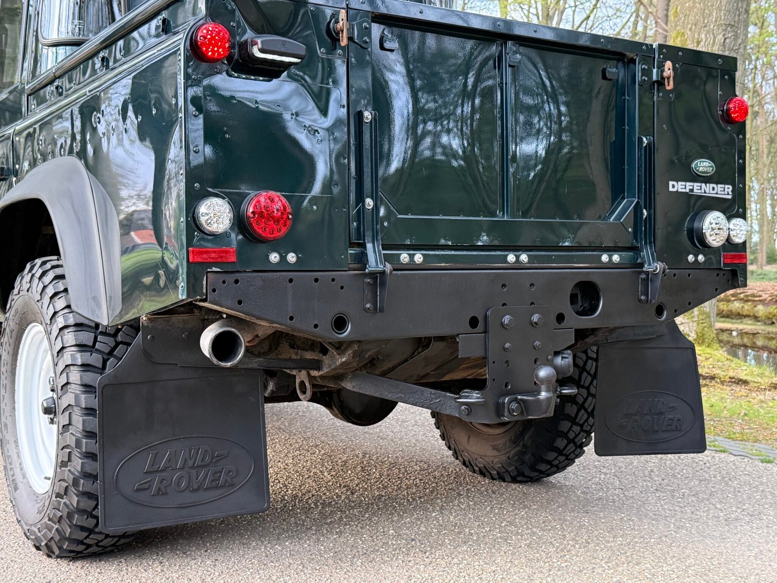 2013 Defender 110 vehicle photograph 06