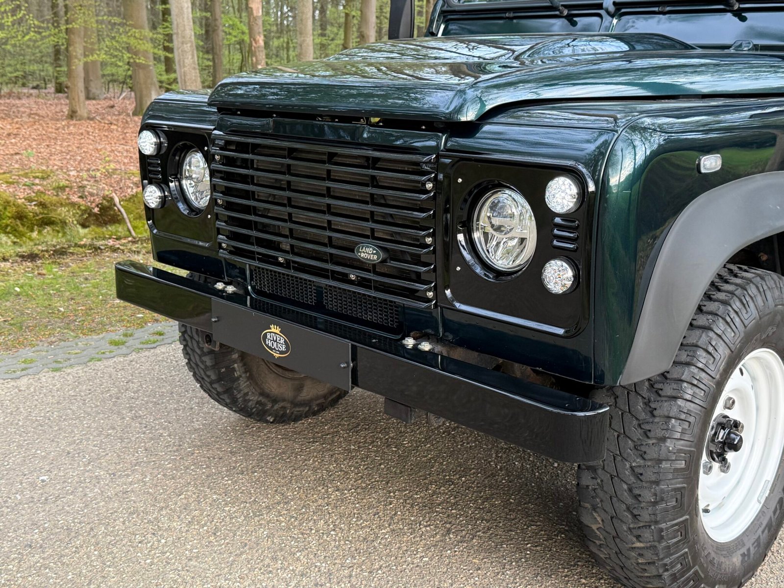 2013 Defender 110 vehicle photograph 07