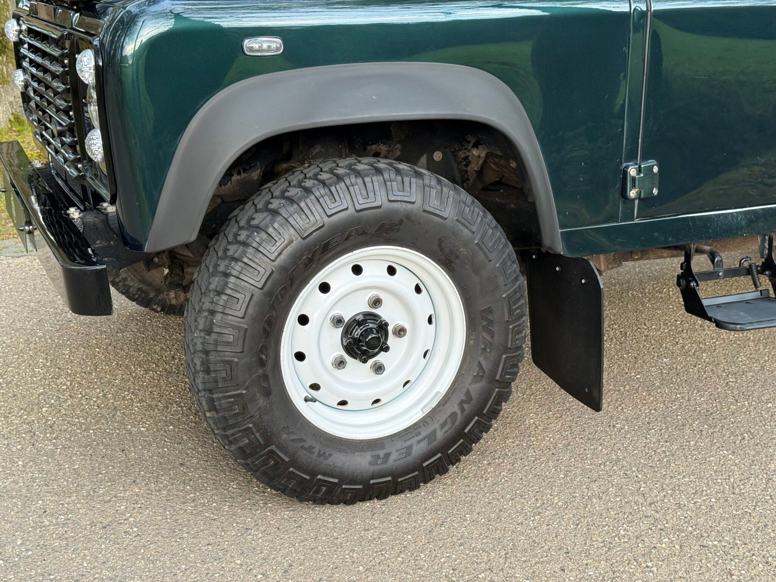 2013 Defender 110 vehicle photograph 08