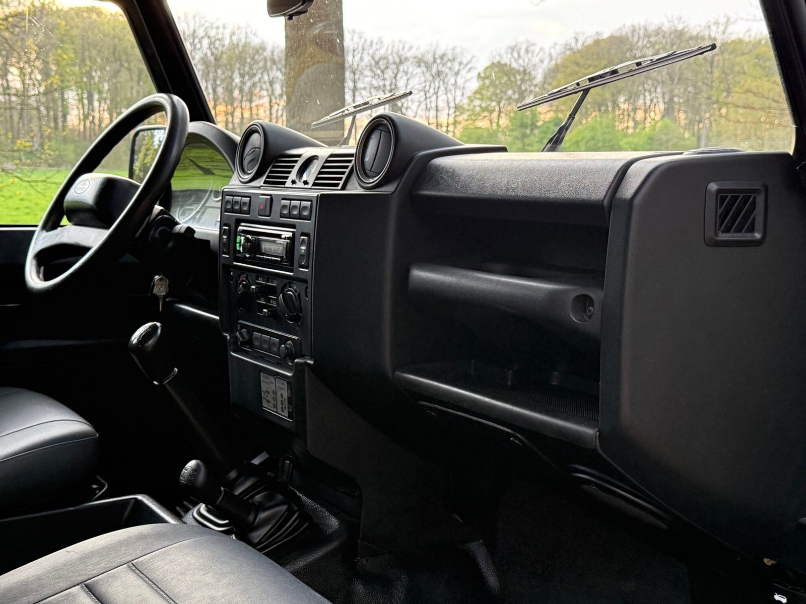 2013 Defender 110 vehicle photograph 09