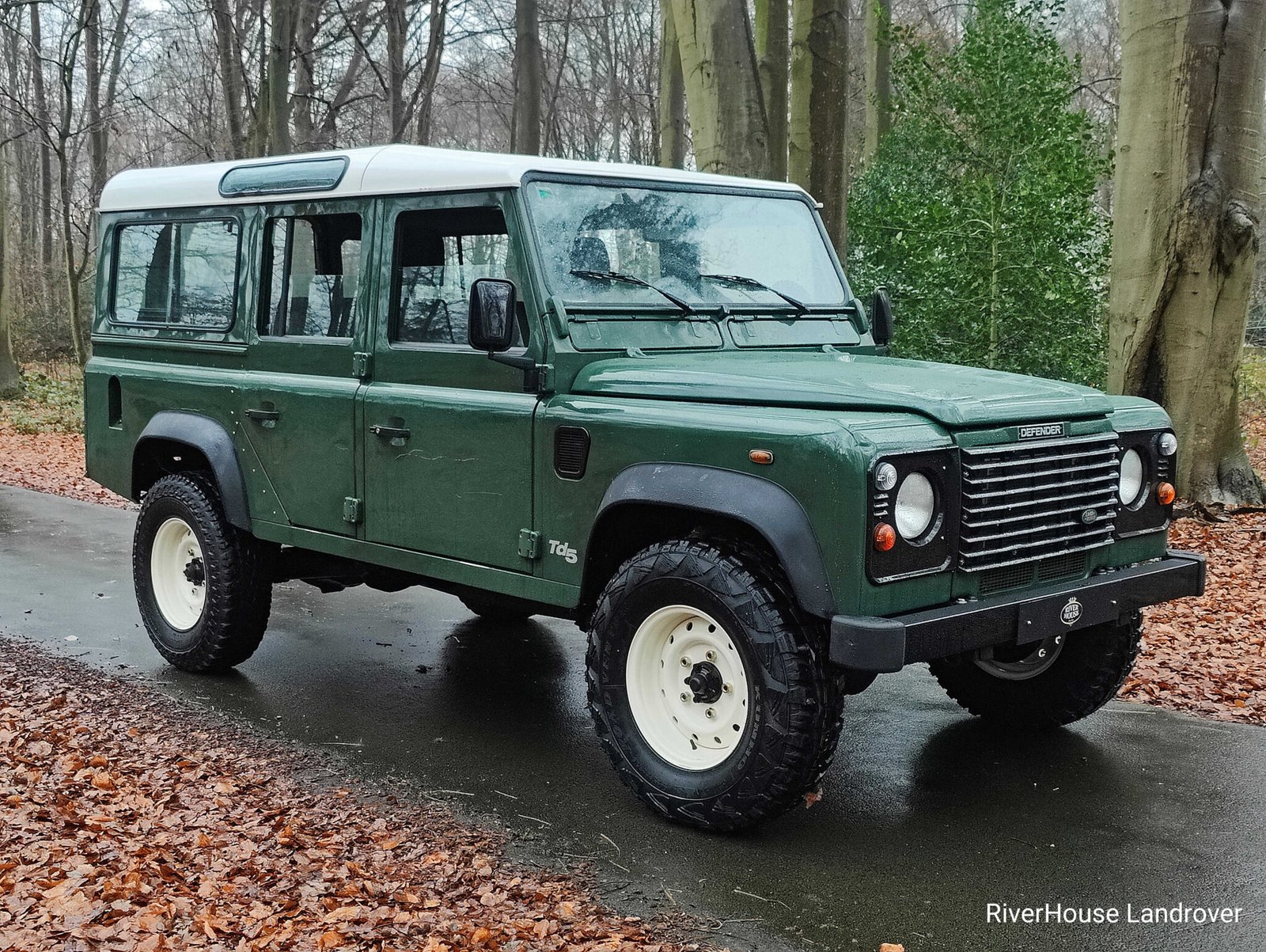 1998 Defender 110 Td5 Stationwagon Conisten Green with AC , 1st paint - Riverhouse Landrover
