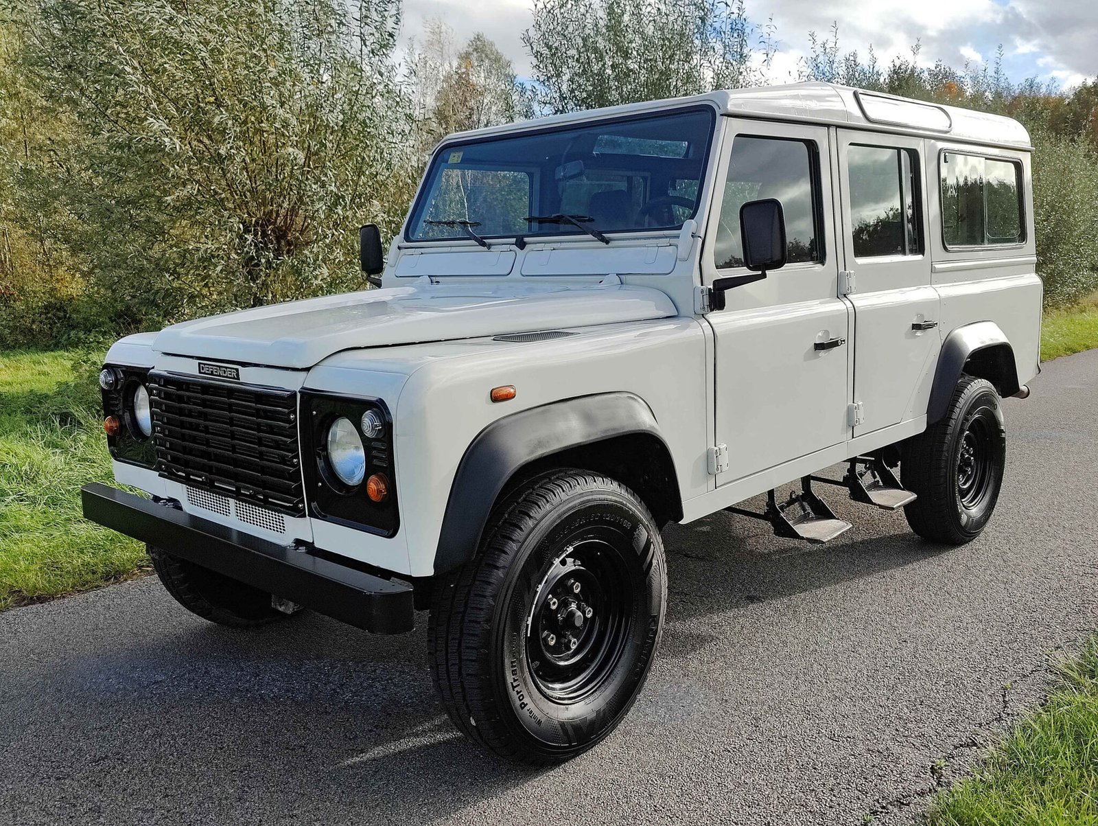 1999 Defender 110 Td5 Stationwagon in White, unrestored, low mileage - Riverhouse Landrover