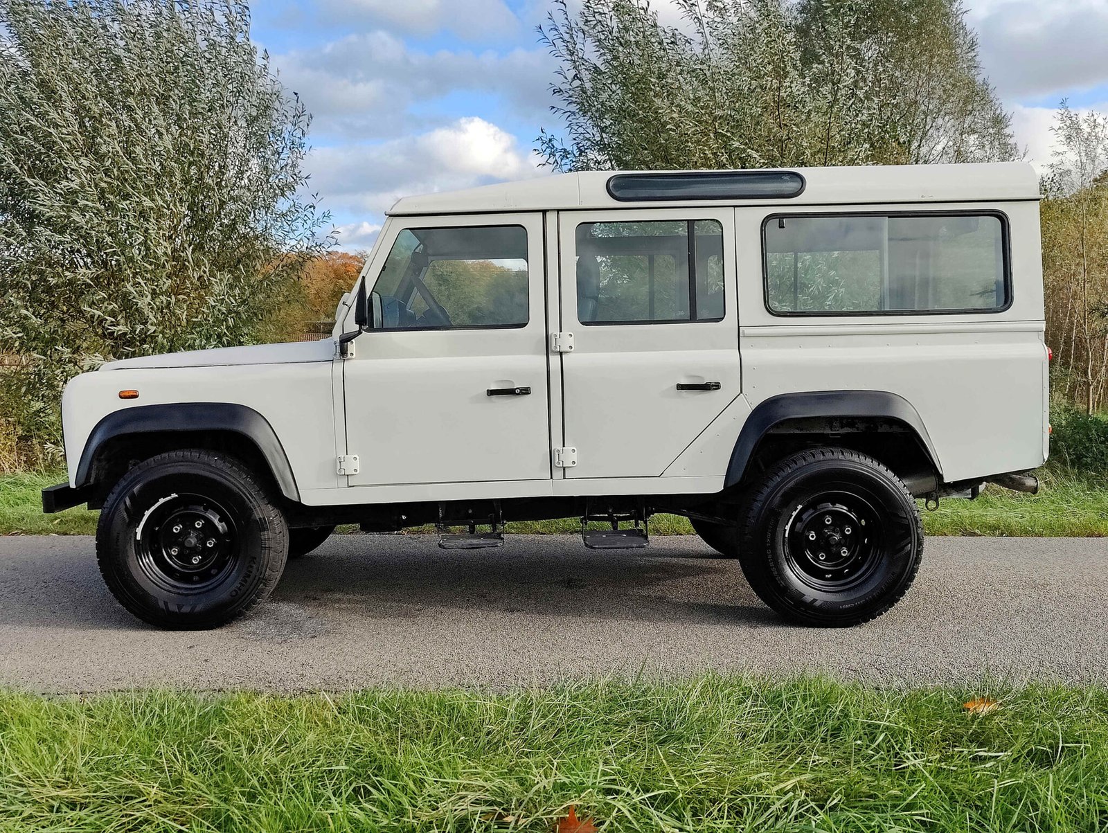 1999 Defender 110 Td5 Stationwagon in White