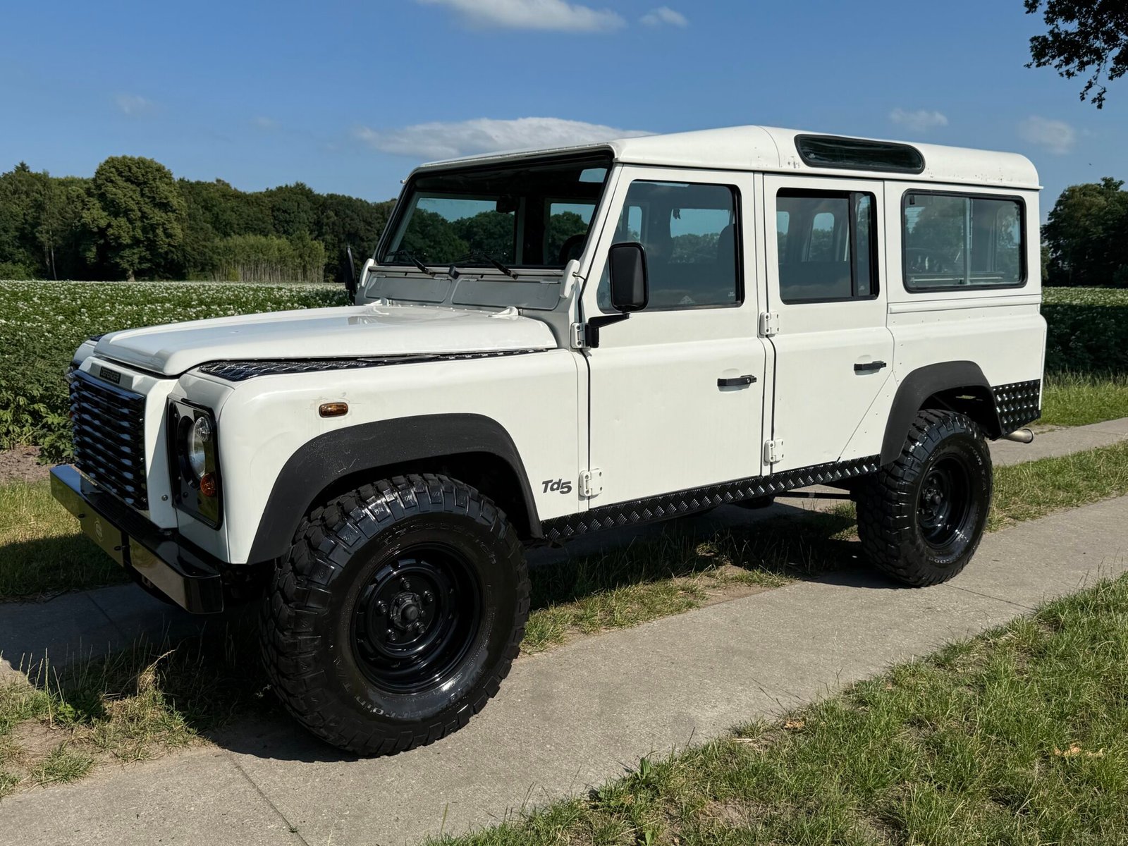 2000 Defender 110 Td5 White with AC , LHD, chipped to 150 BHP - Riverhouse Landrover