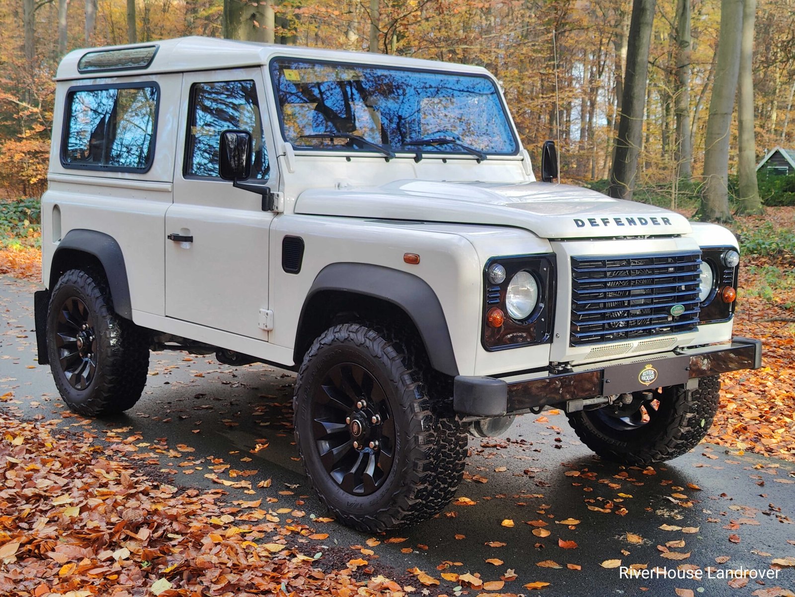 2008 Defender 90 Stationwagon 2.4 Tdci in Fuji White / 6 Speed / Aircon - Riverhouse Landrover